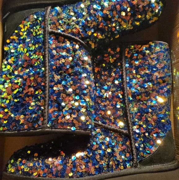 **SOLD**Ugg Short Sequin - Picture 1 of 1
